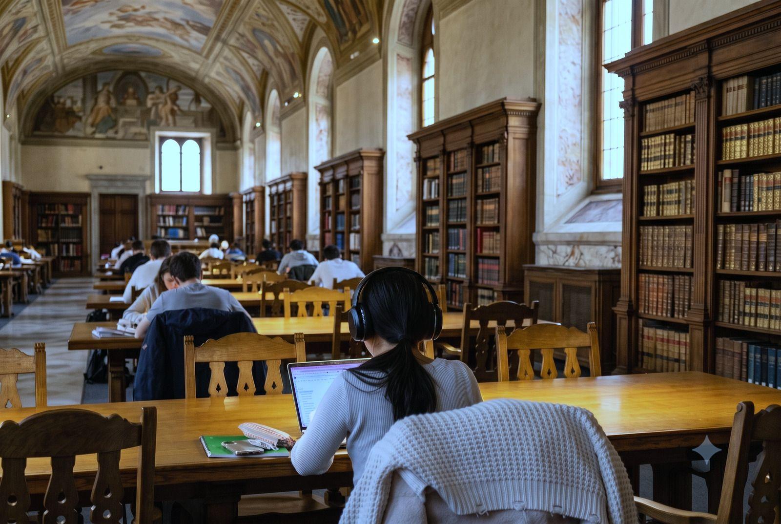 Studio in una biblioteca storica italiana, tra scaffali e volumi antichi: le borse di studio della Fondazione
